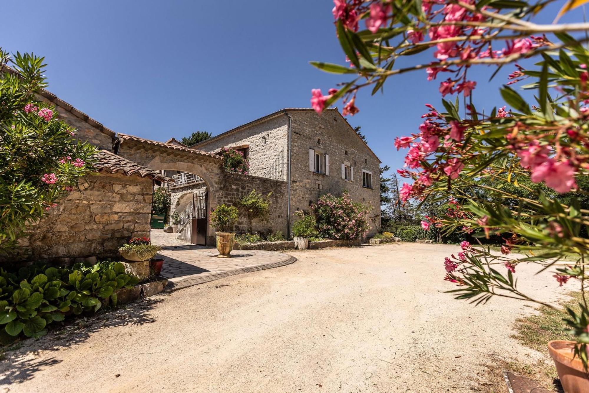 Hotel Les Monteils Grospierres Exterior foto